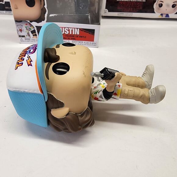 Funko Pop! Stranger Things: Dustin (#1240) Thinking Cap Hellfire Club Tshirt - Picture 5 of 14